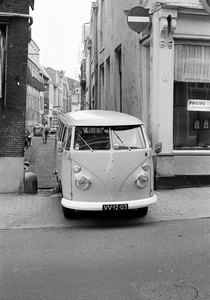 127515 Afbeelding van een Volkswagenbusje in de Donkerstraat te Utrecht.